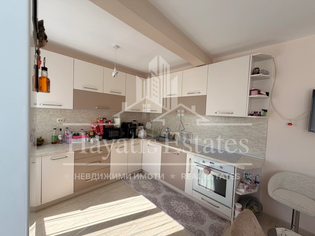 Самостоятелен етаж от къща с двор, таван и гараж