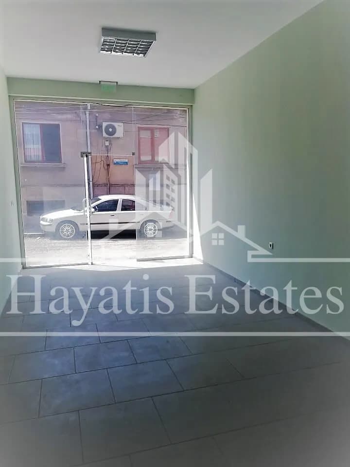 Отдава се под наем търговско помещение