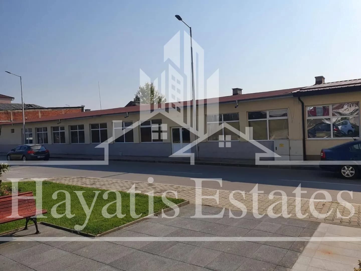 Продава се/ отдава се под наем търговско помещение