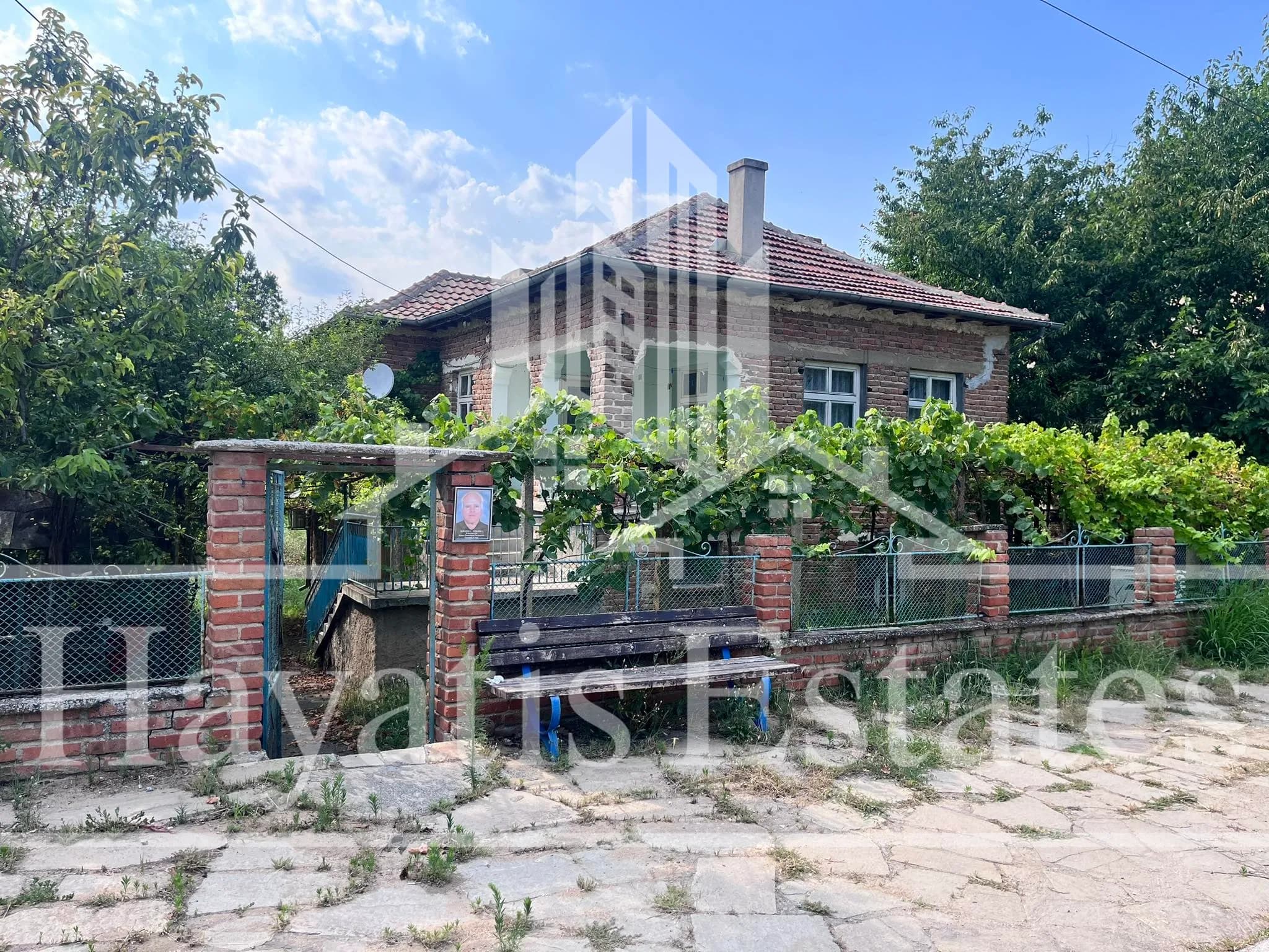 Двуетажна масивна къща в с. Момково