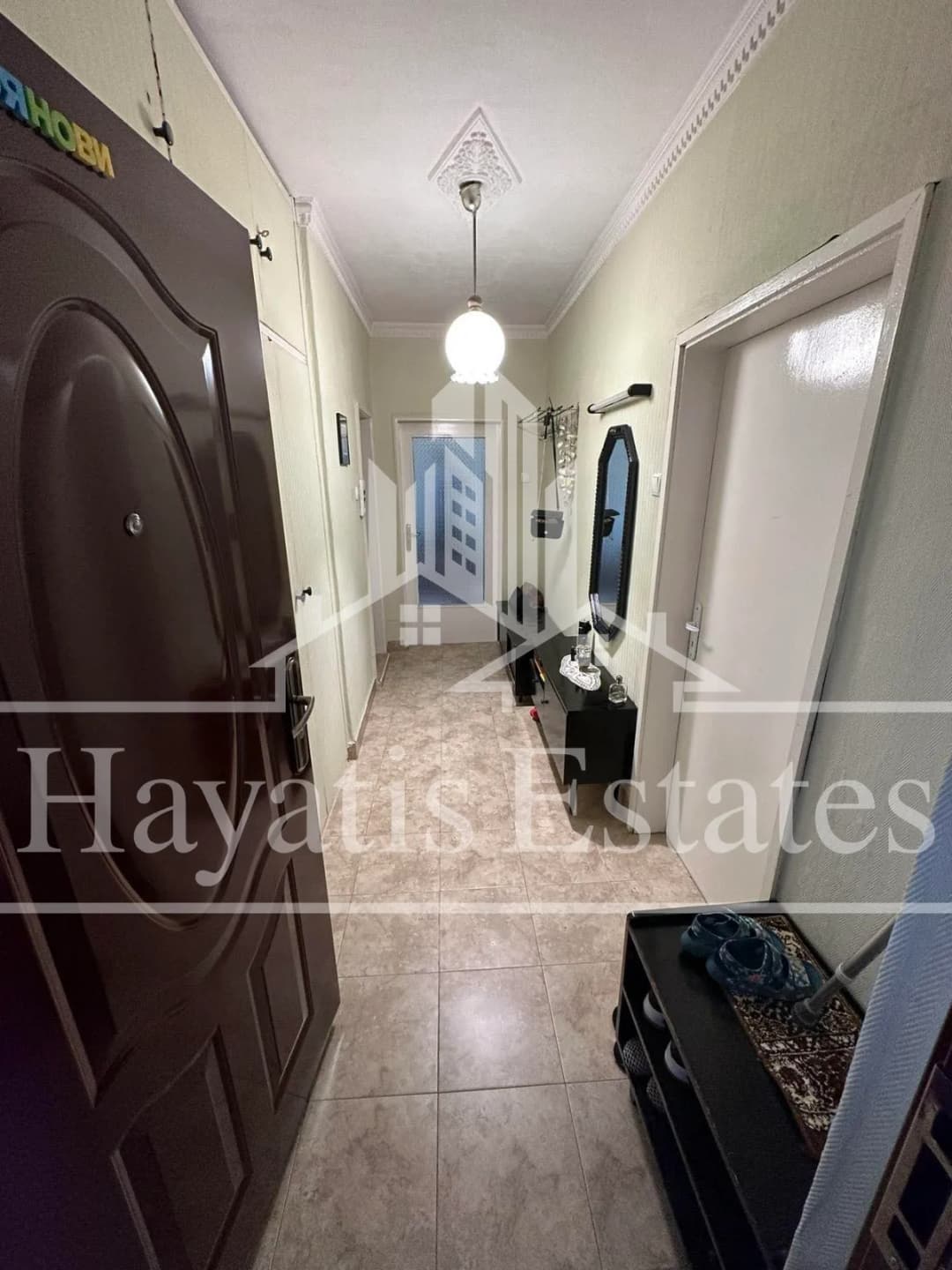 Тристаен апартамент в идеален център за продажба