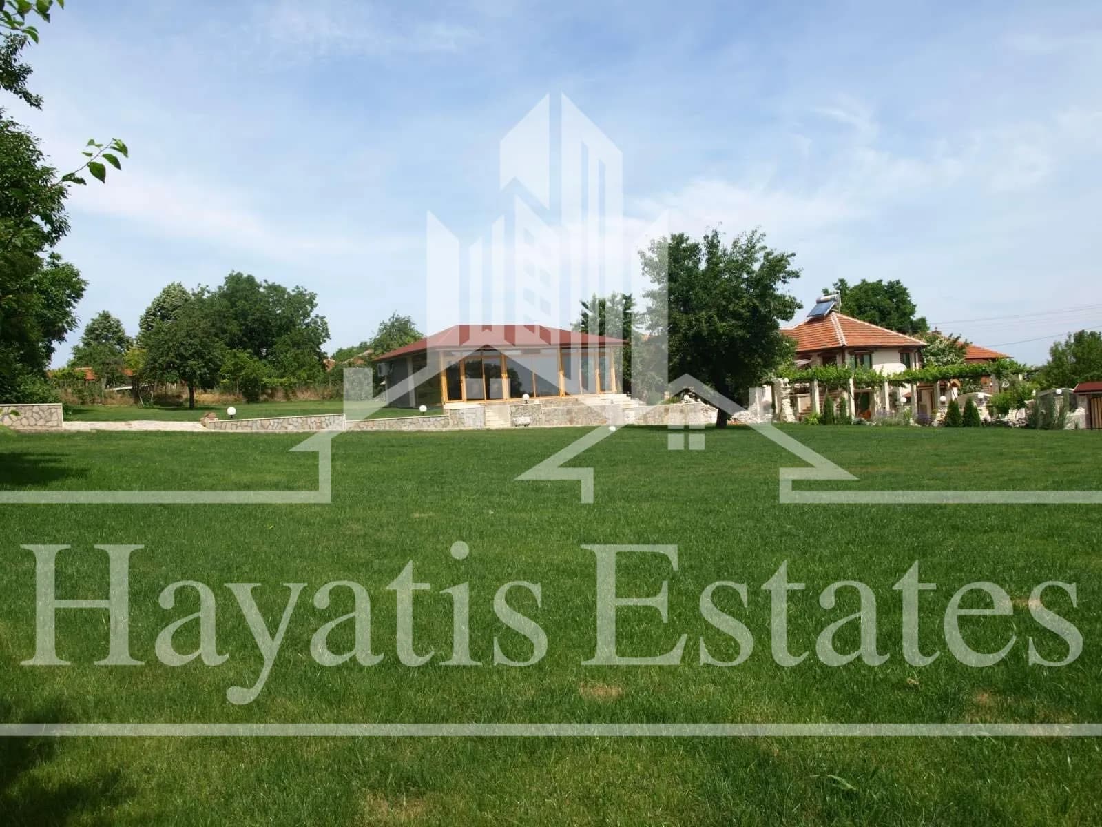 Двуетажна къща с барбекю и сауна под наем в китно селце