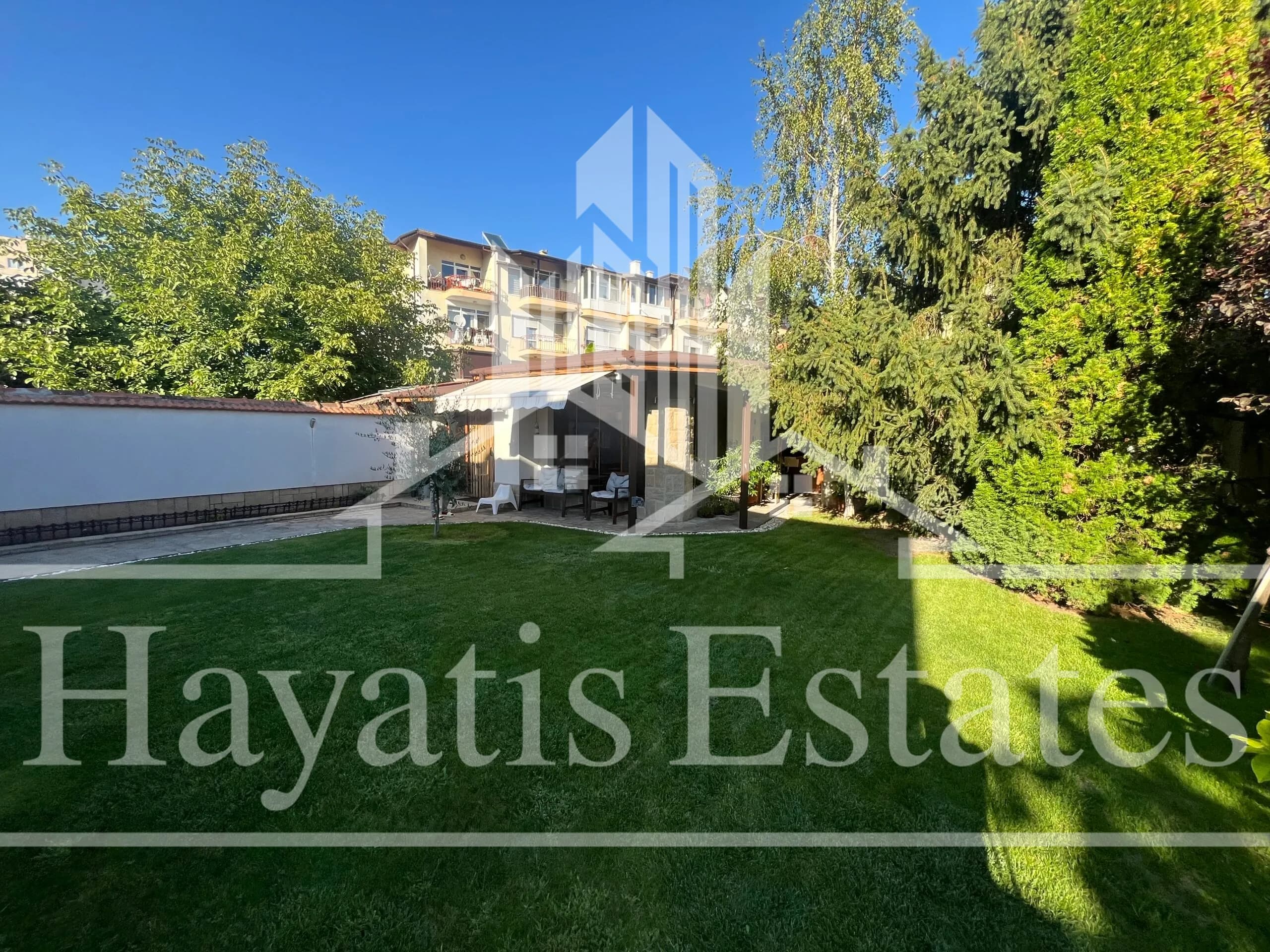 Луксозен семеен дом за продажба