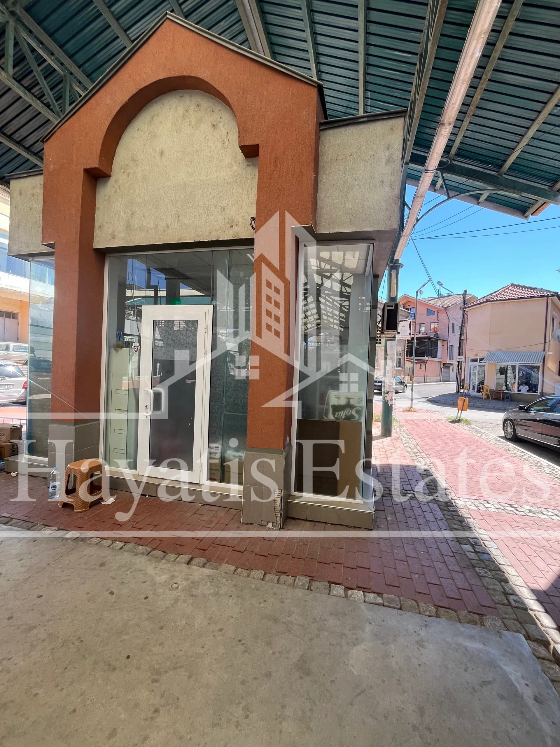 Две търговски помещения за продажба в идеален център