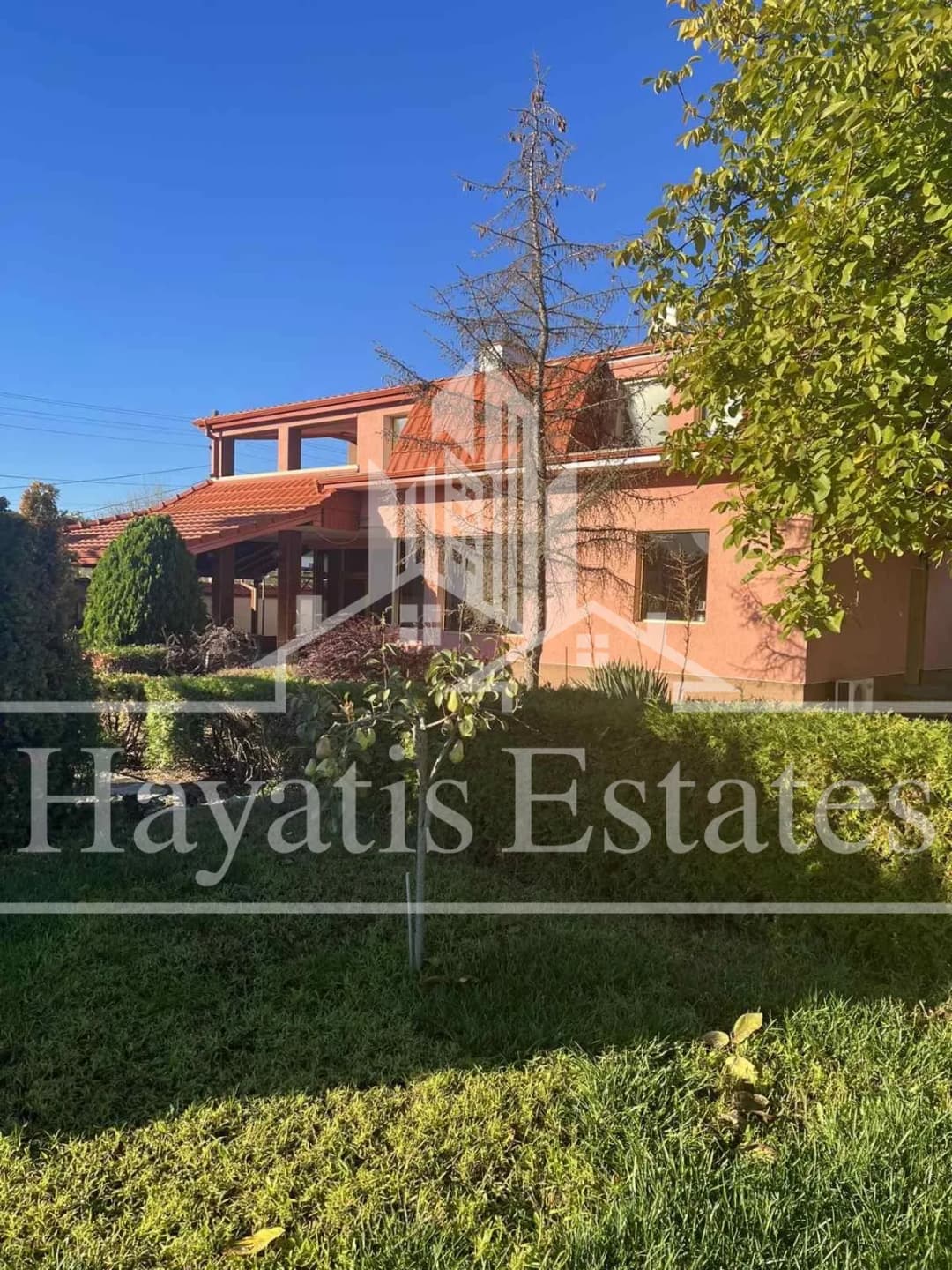 Двуетажна къща с приземен етаж, басейн и търговско помещение за продажба